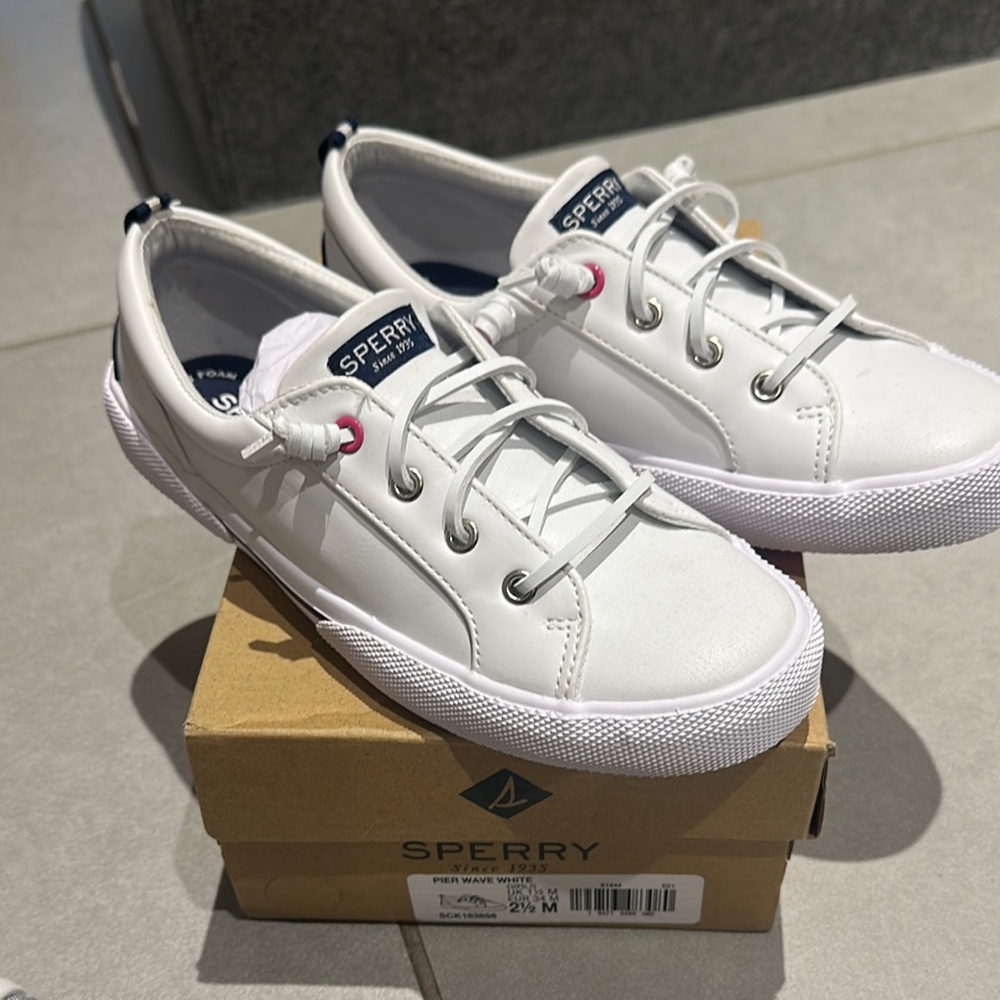 New Sperry  pier wave Kids White Sneakers 2.5